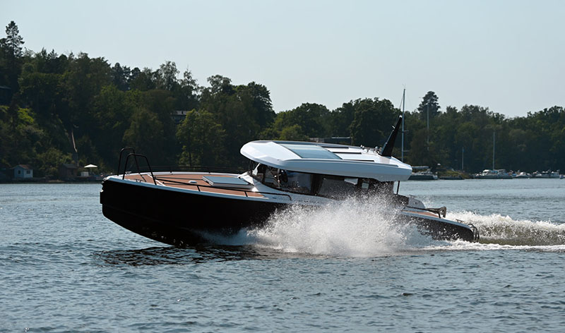 Sneek-in-Water_XO-10s